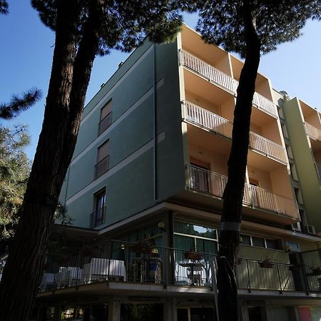 Hotel Pine Beach Rosolina Mare Bagian luar foto