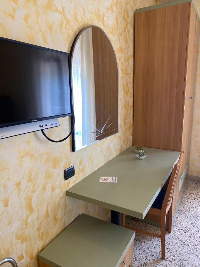 Hotel Pine Beach Rosolina Mare Bagian luar foto