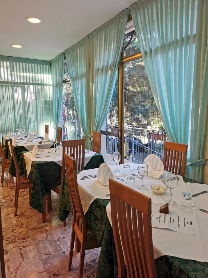 Hotel Pine Beach Rosolina Mare Bagian luar foto