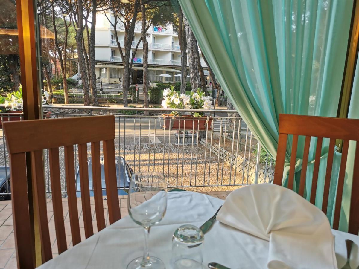 Hotel Pine Beach Rosolina Mare Bagian luar foto