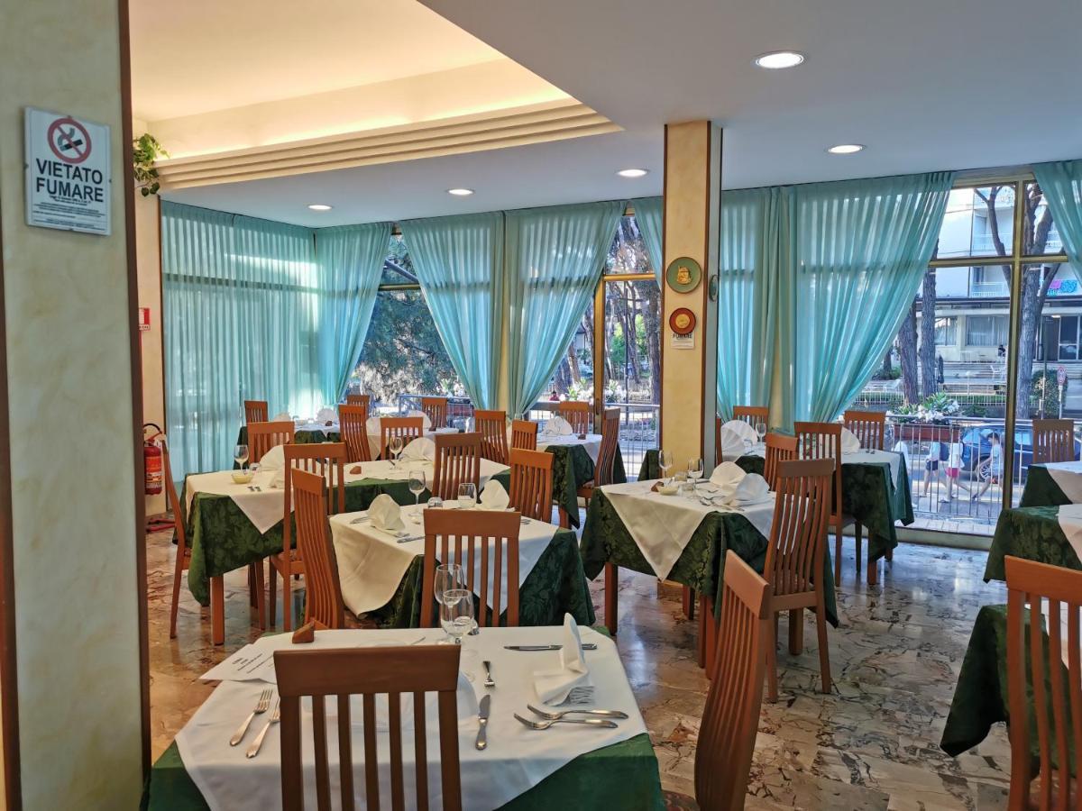 Hotel Pine Beach Rosolina Mare Bagian luar foto