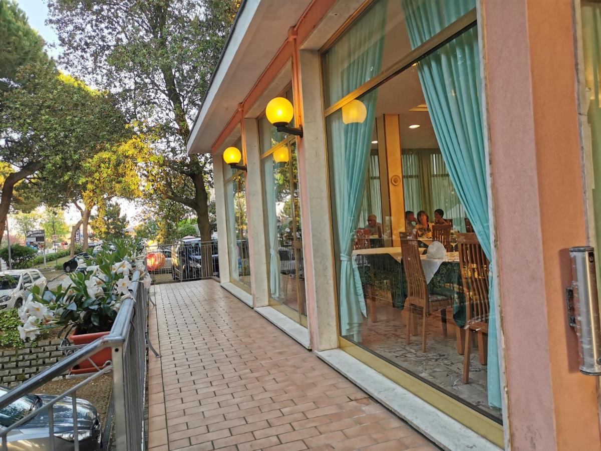 Hotel Pine Beach Rosolina Mare Bagian luar foto