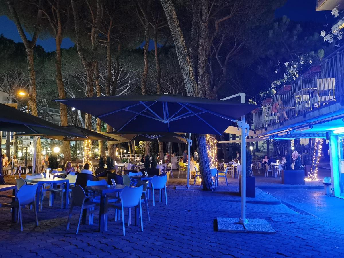 Hotel Pine Beach Rosolina Mare Bagian luar foto