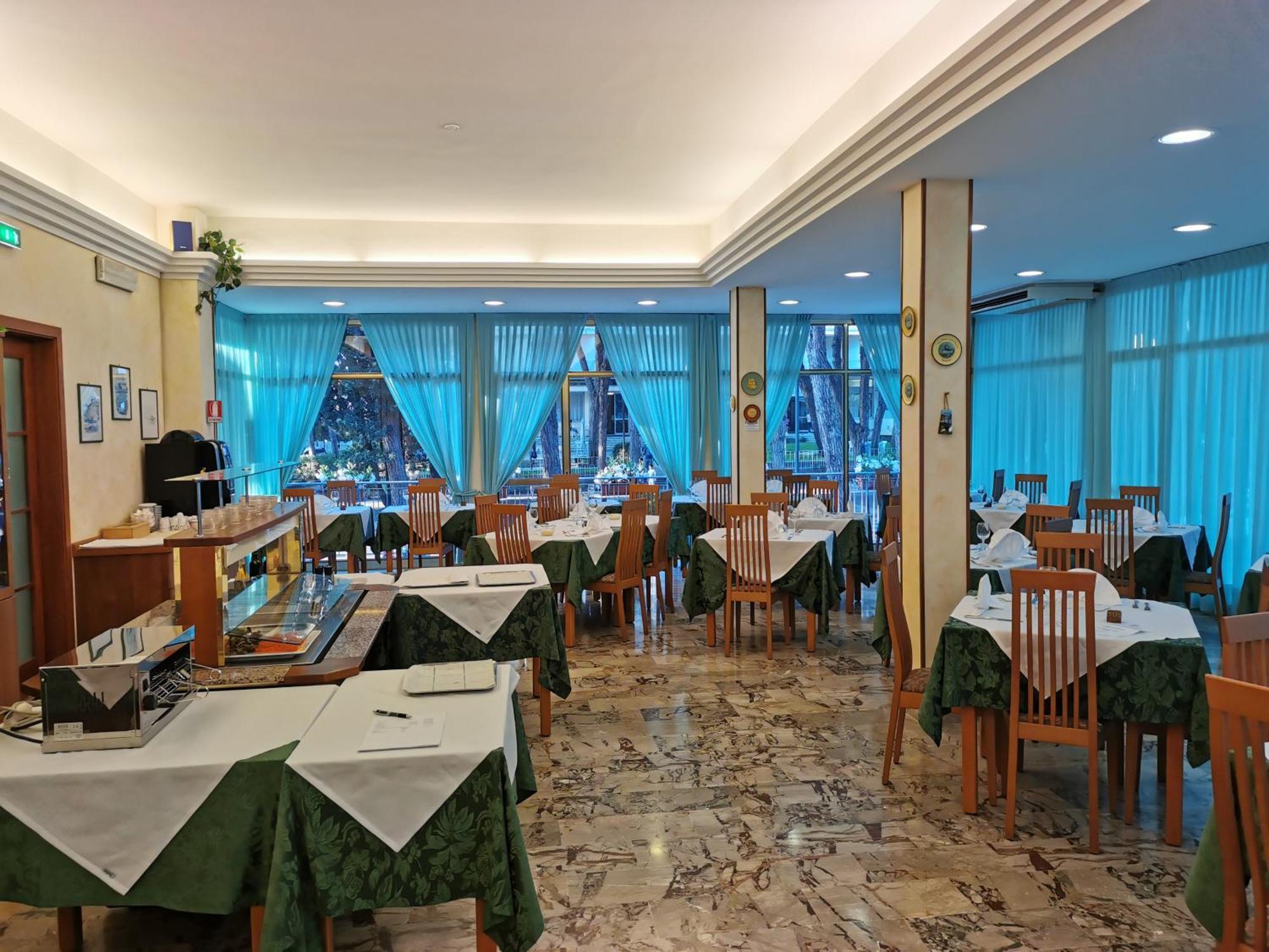 Hotel Pine Beach Rosolina Mare Bagian luar foto
