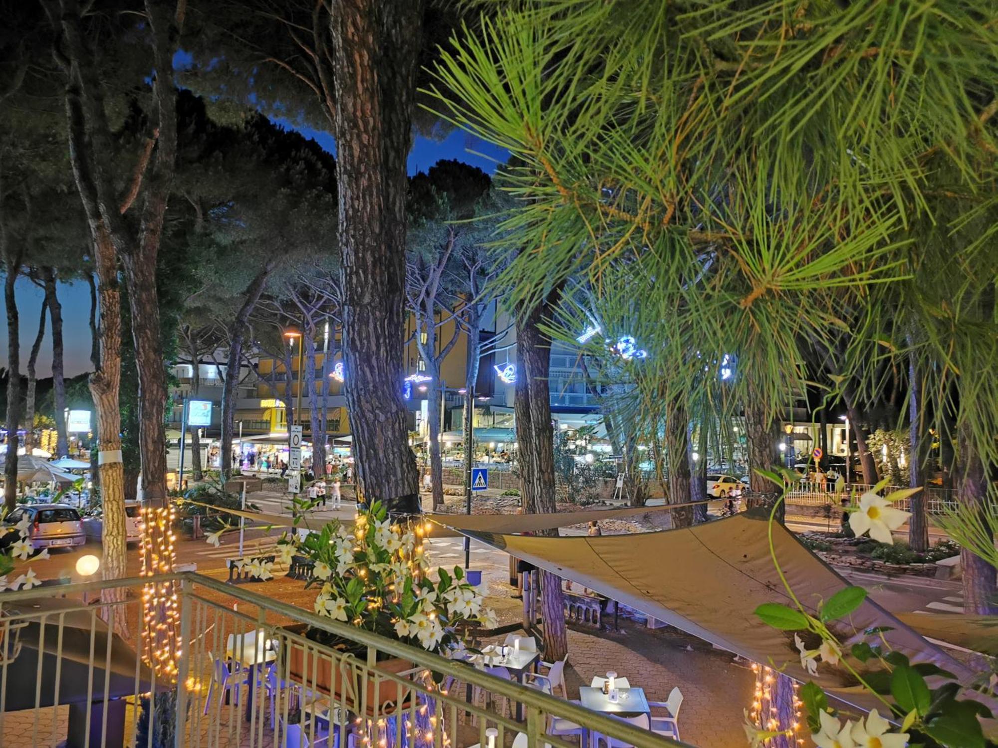 Hotel Pine Beach Rosolina Mare Bagian luar foto