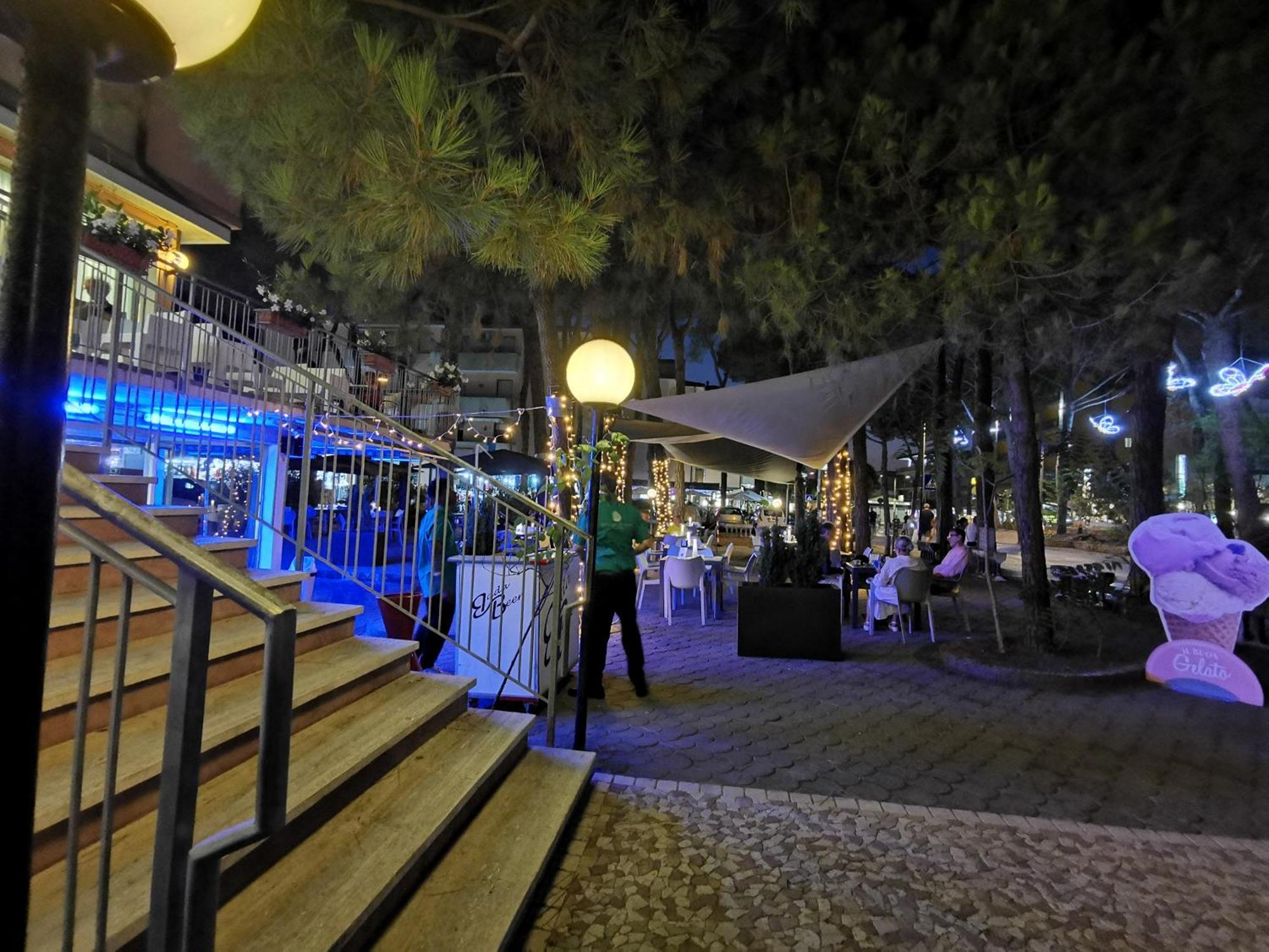 Hotel Pine Beach Rosolina Mare Bagian luar foto